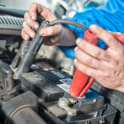 Carga de Bateria - Veículo sem partida? Nós vamos até você com rapidez e eficiência! Carga de bateria no local, com profissionais preparados para resolver seu problema na hora. Praticidade e solução imediata onde você estiver!